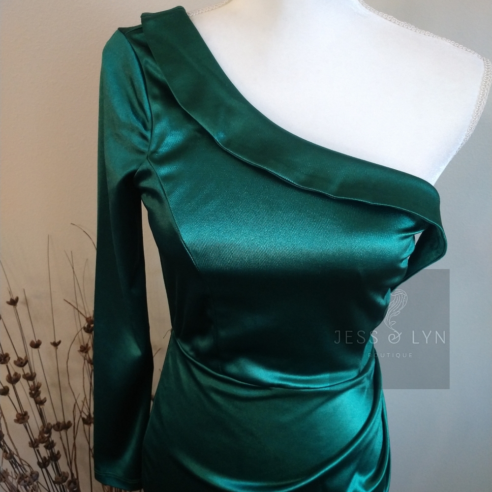 🆕Emerald Green Asymmetrical Evening Gown - Picture 6 of 15
